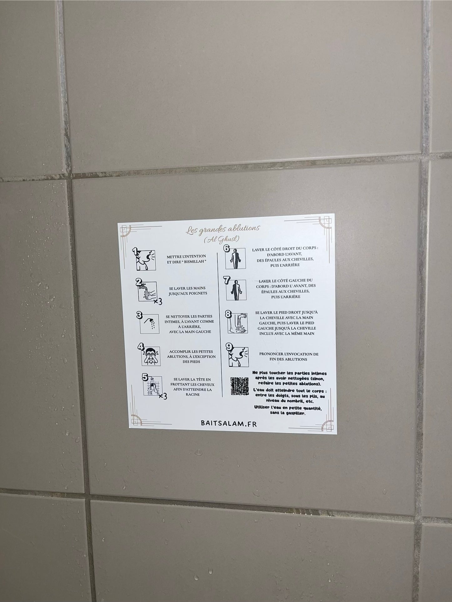 Sticker Islamique Grandes Ablutions (Al Ghusl) avec QR Code Vidéo – Autocollant Musulman Éducatif pour Salle de Bain